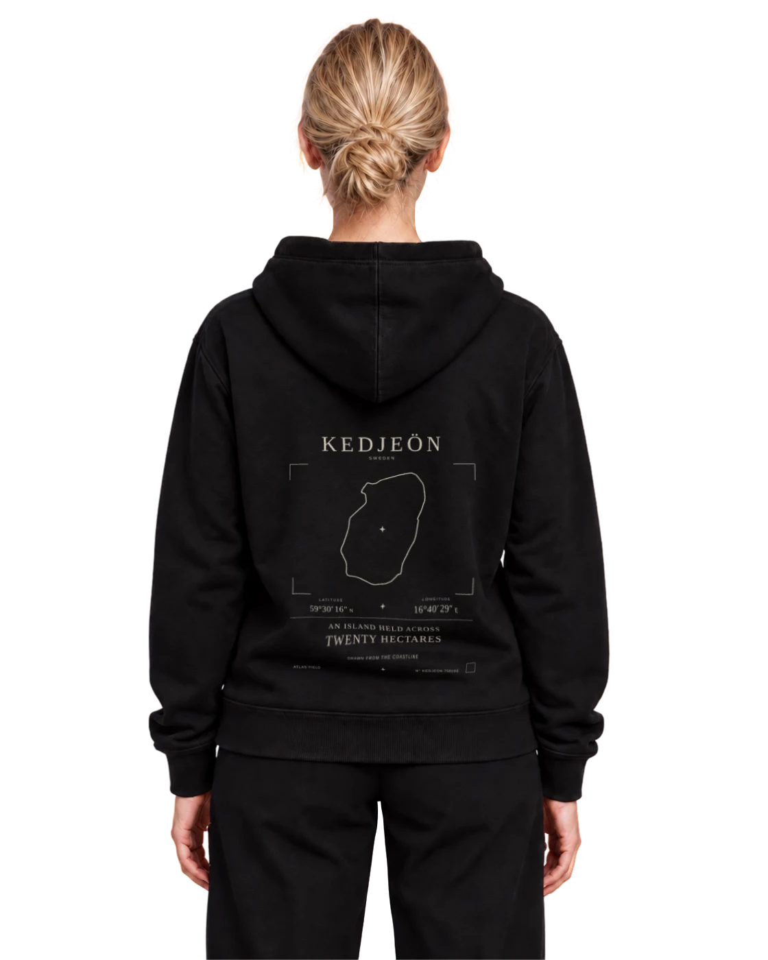 Elsa wearing the Kedjeön Atlas Signature